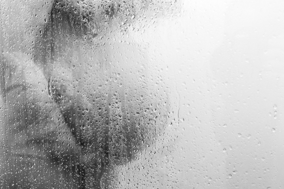 gestante tomando banho a espera do tão sonhado parto natural 