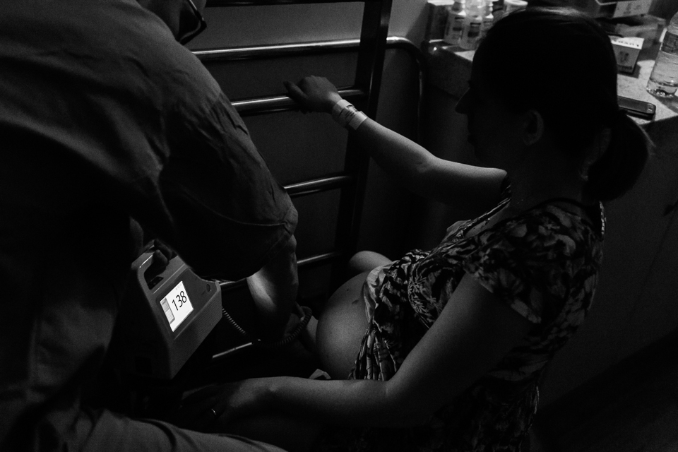 gestante no hospital da unimed bh com seu medico de  parto humanizado sendo fotgrafados por kalila issa