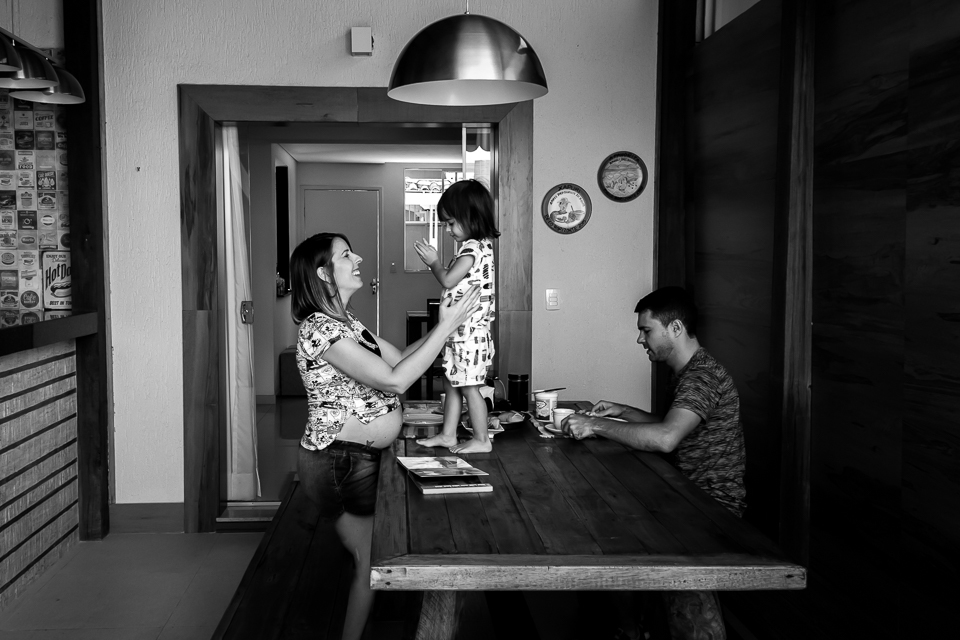 Fotos de gestante em Belo Horizonte na casa do cliente feitas pelo estúdio Kalila Issa