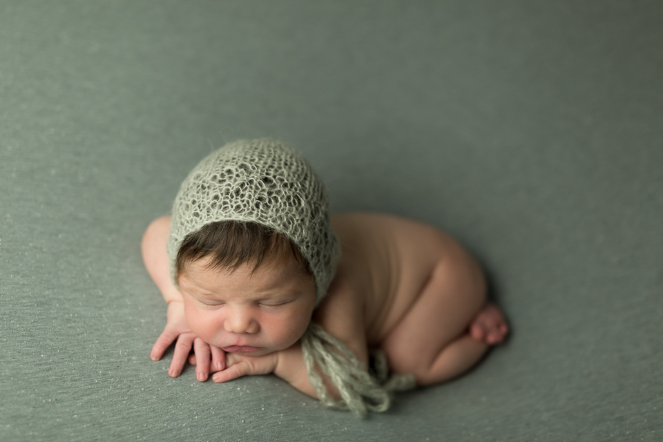 Sessão em estúdio newborn no Puff da Paloma Schell e com touquinha Blue Baloon Props