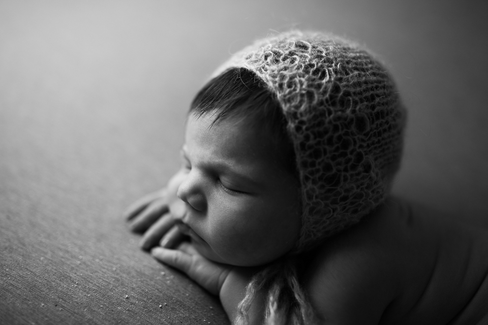 Newborn  luz e sombra  e contra luz no estúdio Kalila Issa  fotografia p&b