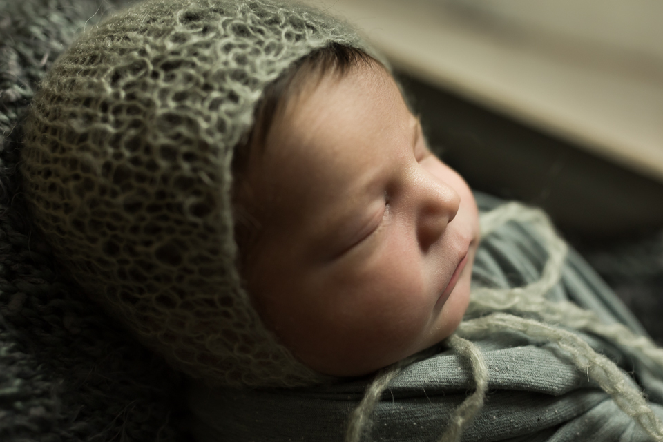 Sessão em estúdio newborn no caixotinho da Leroy Merlin e com touquinha Blue Baloon Props