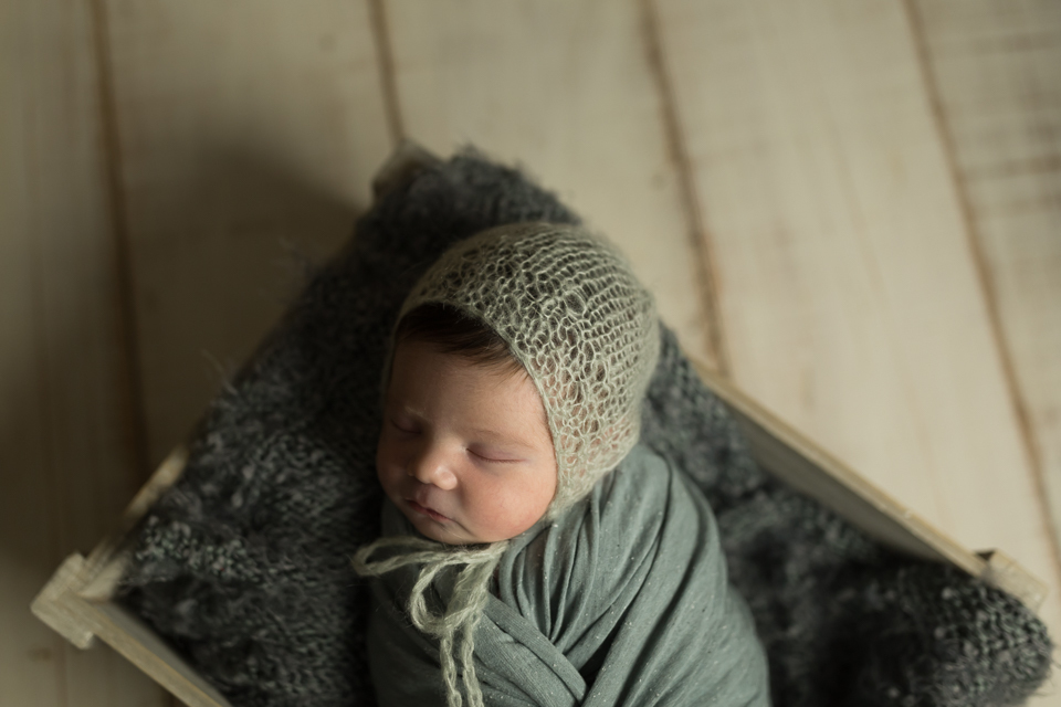 Sessão newborn no estúdio kalila issa com fundo em madeira de demolição do Léo Moreno 