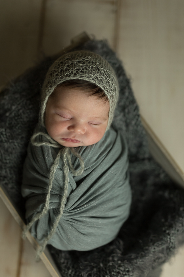 Newborn enroloadinho no warp de tecido malha no estúdio Kalila Issa