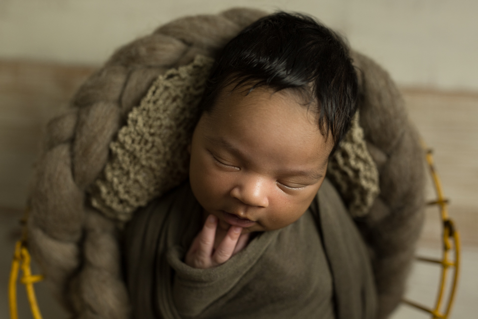 newborn com 11 dias de vida enroladinho no warp do barro preto 