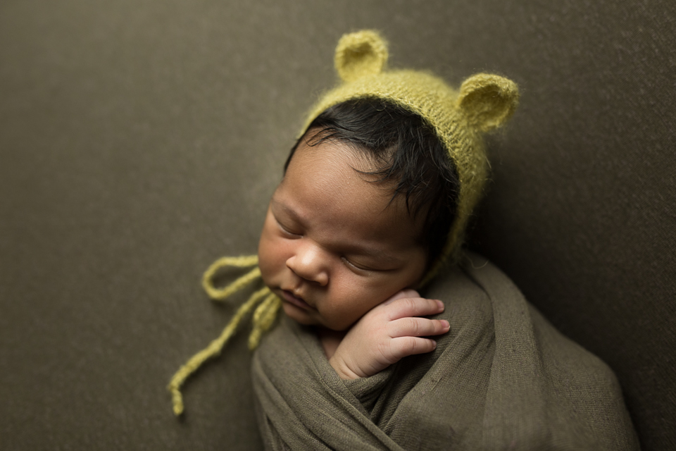 Newborn fotografado com luz continua globo difusor da atek 