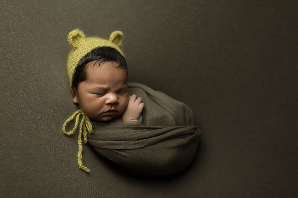 Newborn fotografado em estúdio no pruff da paloma shell e usando touquinha da lefotick 