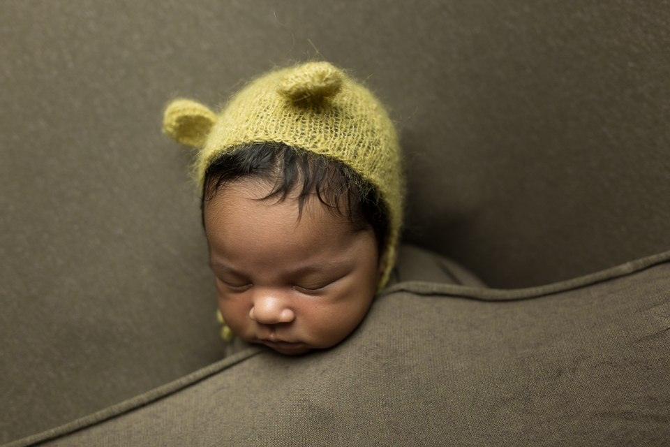 Newborn fotografado com luz continua globo difusor da atek e usando manta do barro preto e com touquinha da lefotik 