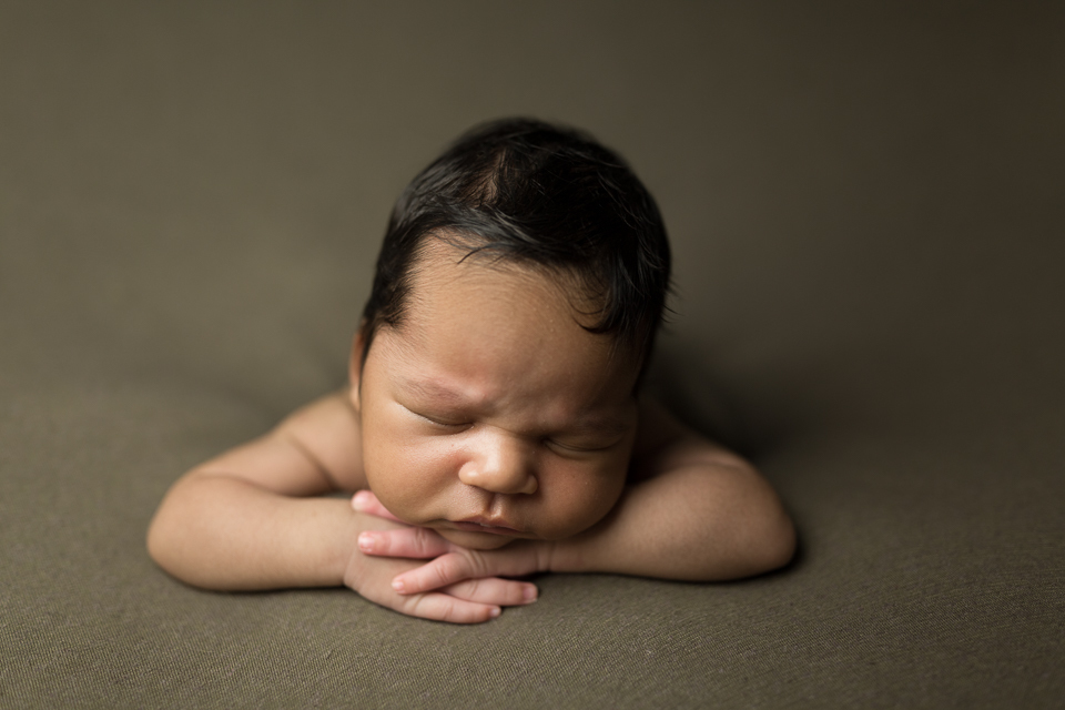 newborn pose do bracinho no puff da paloma shell, luz contínua globo difusor 