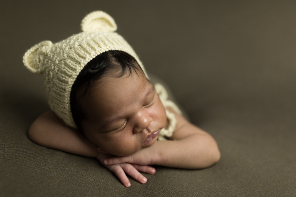 Newborn com touquinha da mimos de foto pose do bracinho 