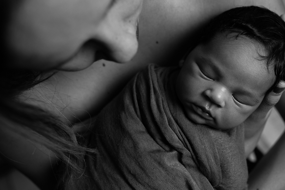 recém nascido no colo da mãe fotografado em estúdio com 11 dias de vida