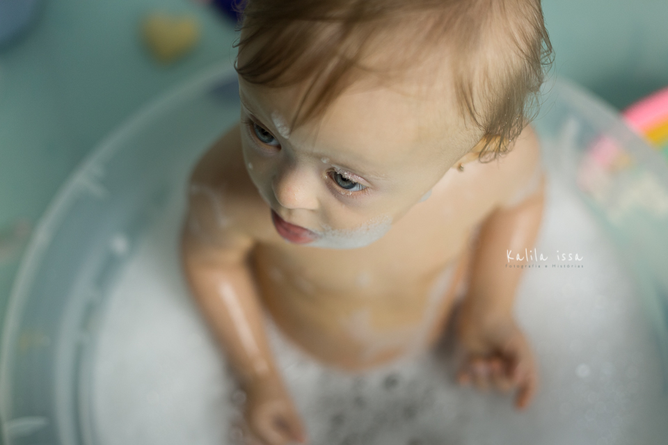 depois do smash the cake tema chuva de amor tem o splash na água com sabonete líquido jonhsons baby hora de brincar, a estrela laura com síndrome de down amou o splash