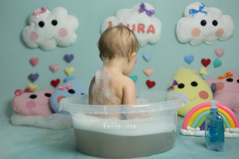 depois do smash the cake tema chuva de amor tem o splash na água com sabonete líquido jonhsons baby hora de brincar, a estrela laura com síndrome de down amou o splash no estúdio kalila issa