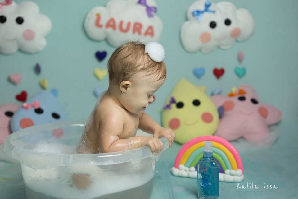 no estúdio kalila issa teve smash the cake tema chuva de amor e depois  splash na água com sabonete líquido jonhsons baby hora de brincar, a estrela laura com síndrome de down amou o splash