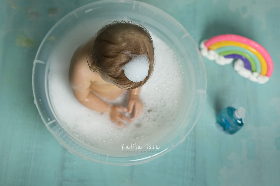 depois do smash the cake tema chuva de amor no estúdio kalila issa teve o splash na água com sabonete líquido jonhsons baby hora de brincar, a estrela laura com síndrome de down amou o splash e fez epuminha com o sabonete líquido jonhsons baby.