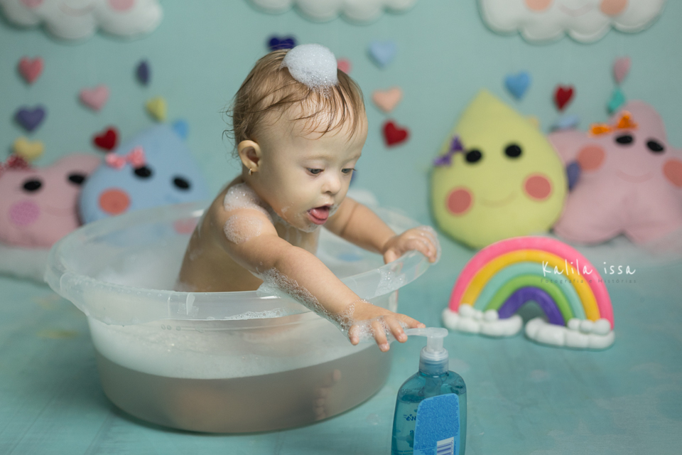 depois do smash the cake tema chuva de amor no estúdio kalila issa teve o splash na água com sabonete líquido jonhsons baby hora de brincar, a estrela laura com síndrome de down amou o splash