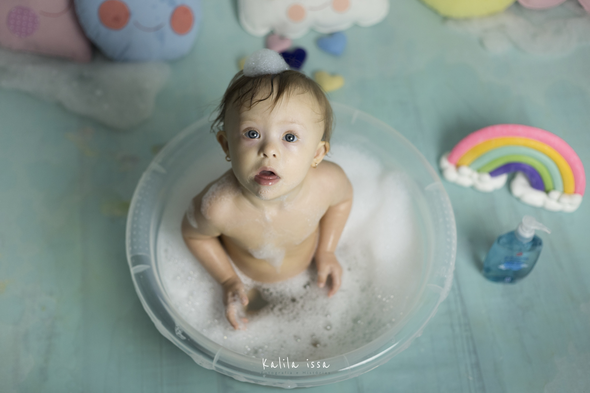 depois do smash the cake tema chuva de amor tem o splash na água com sabonete líquido jonhsons baby hora de brincar, a estrela laura com síndrome de down amou o splash