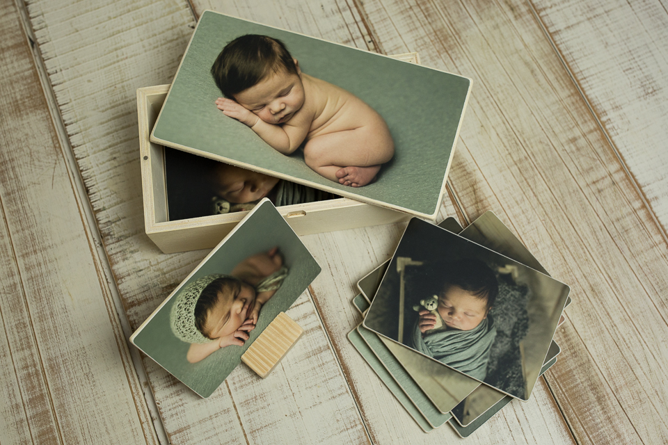 fotografia newborn impressa e madeira pela empresa la madera 