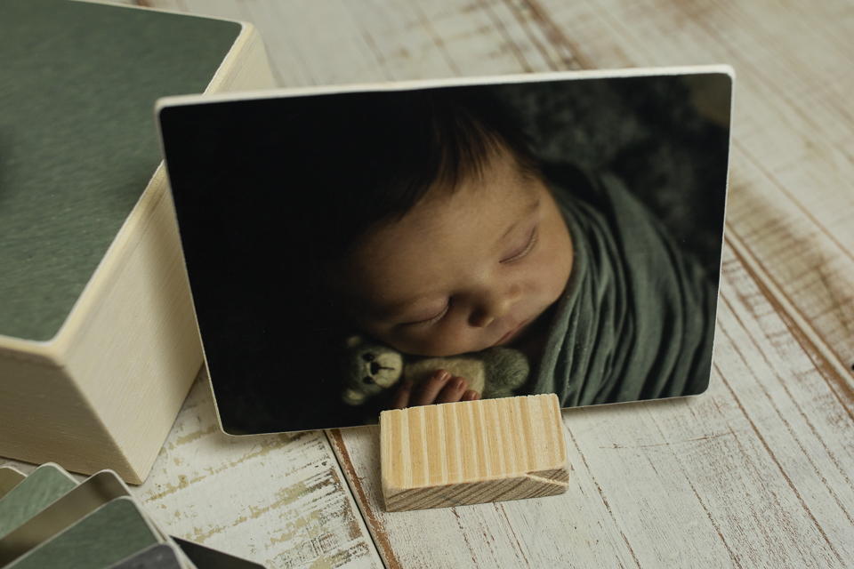 fotografia newborn impressa em madeira