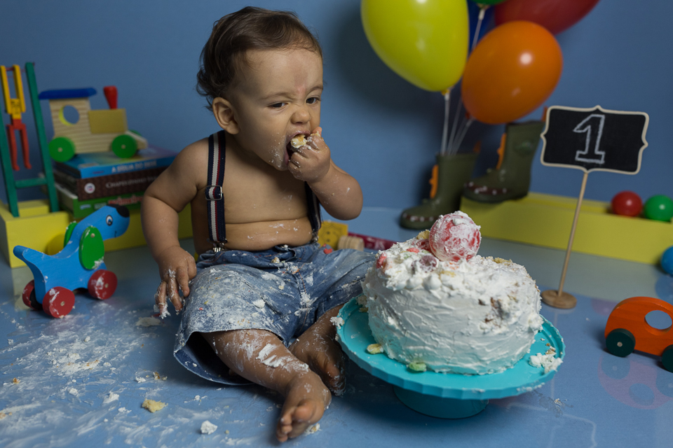 smash the cake em estúdio tema brinquedos de madeira