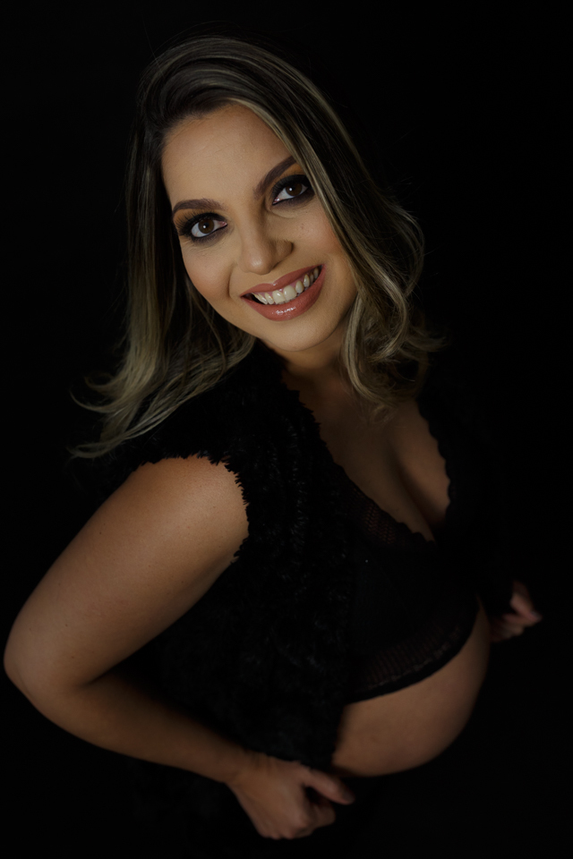 fotos de gestante em estúdio com fundo preto 