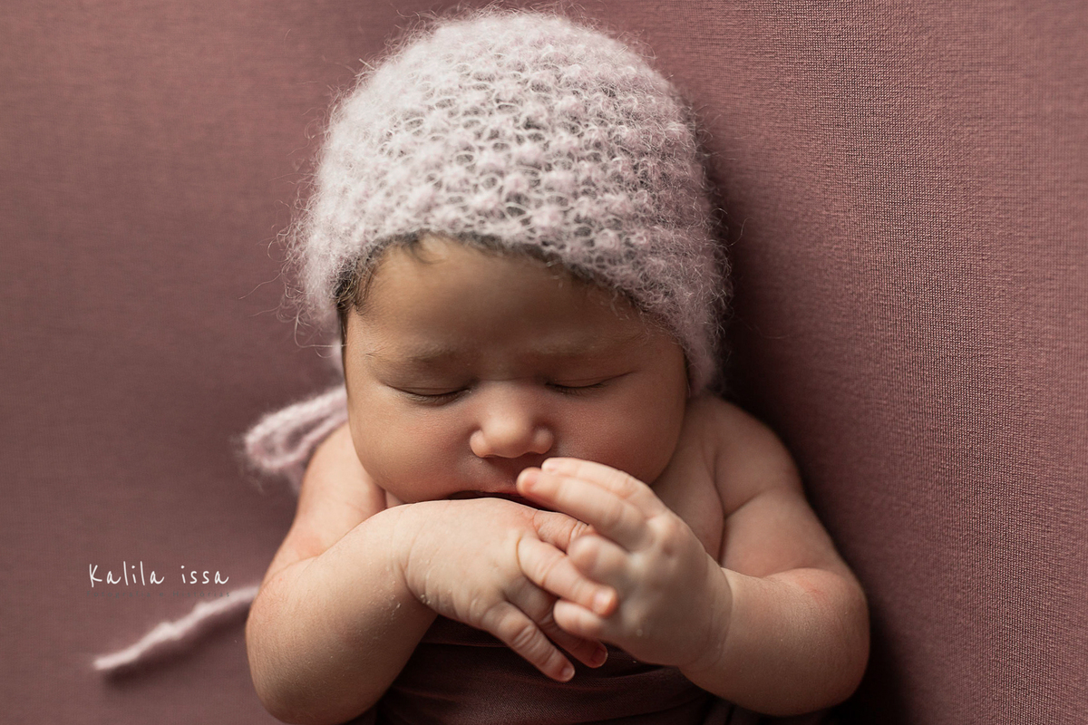 ensaio newborn no estúdio kalila issa com luz contínua e usando touca mohair lefotick 