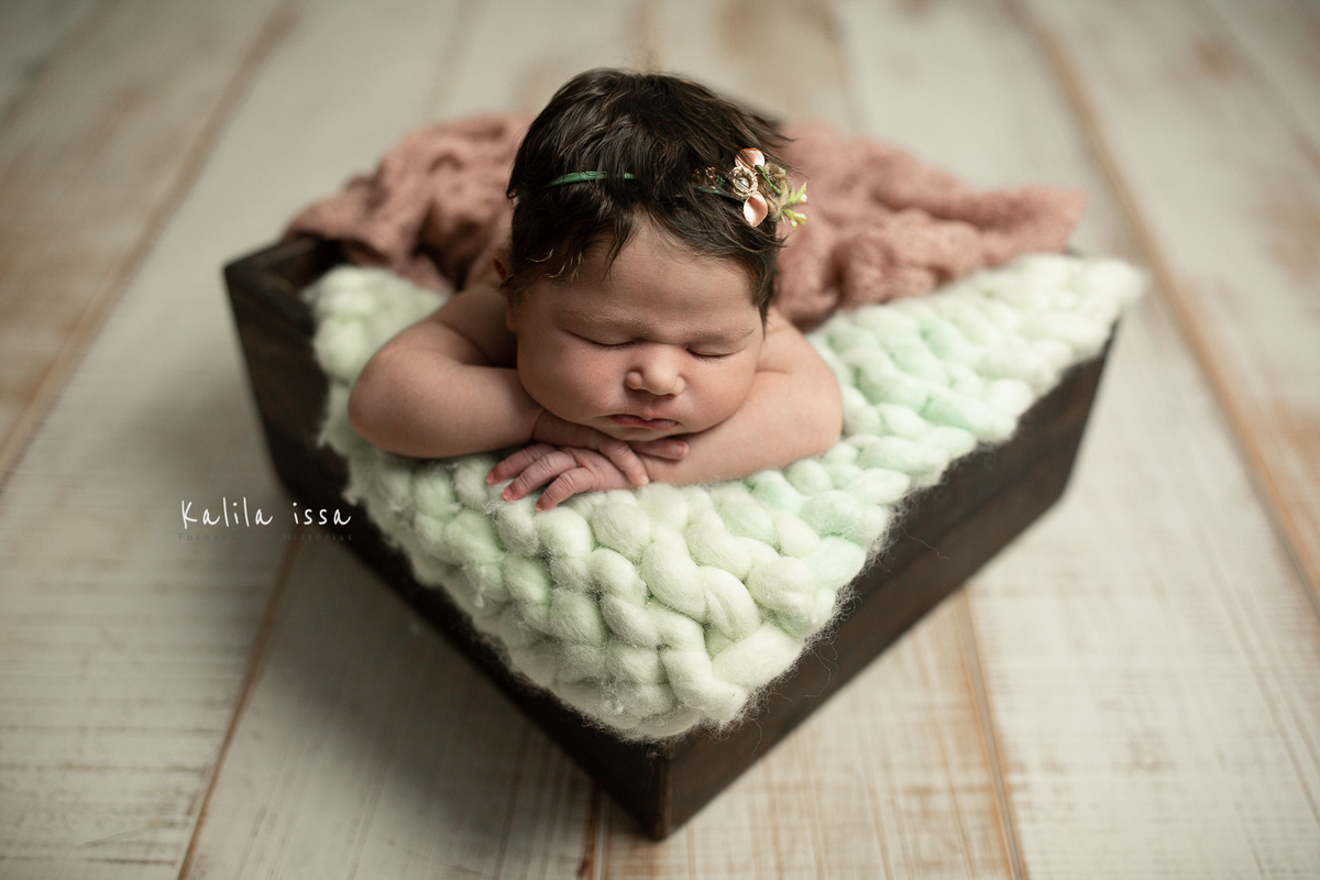 ensaio newborn no estúdio kalila issa com  layer lefotick e props do bem 