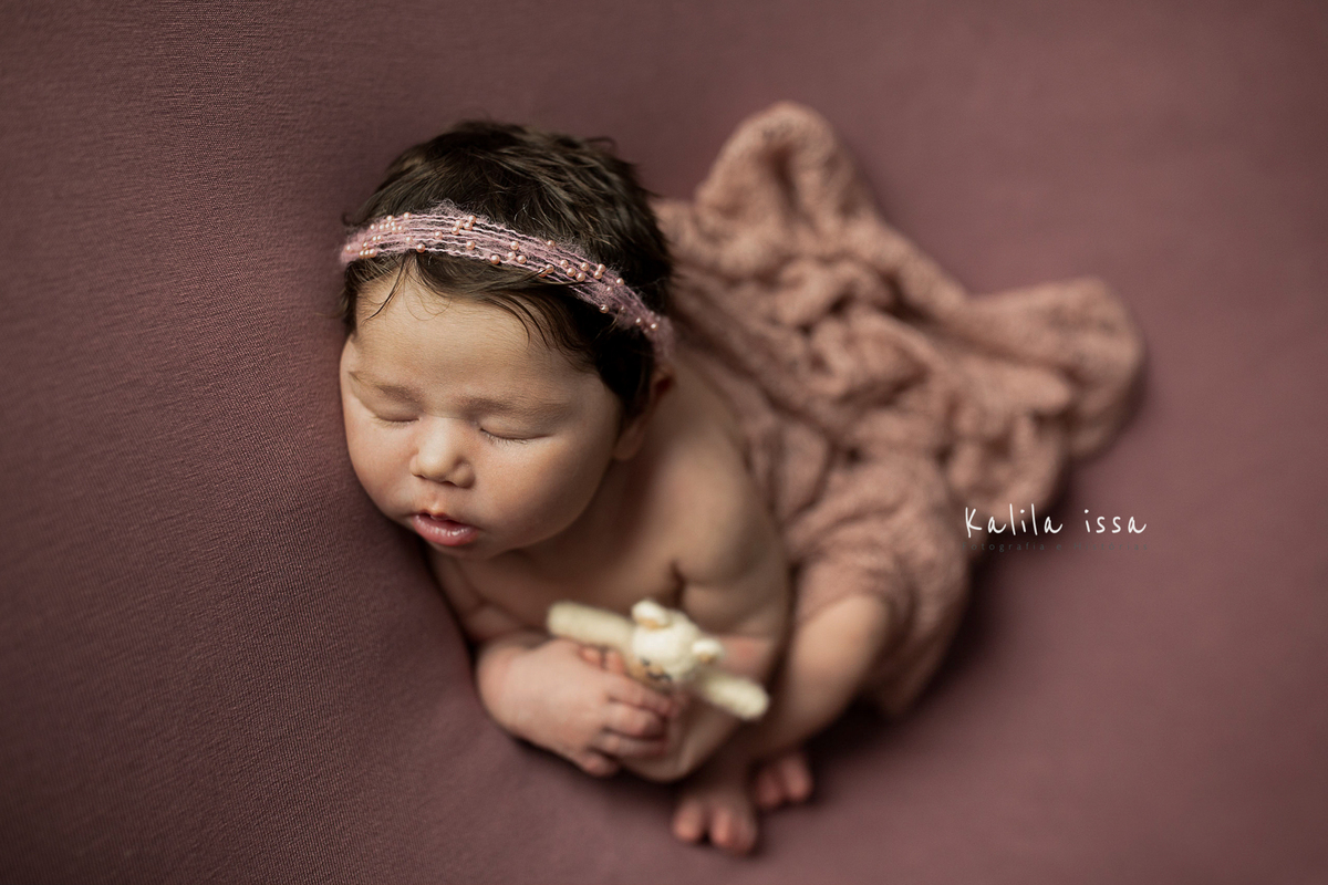 ensaio newborn no estúdio kalila issa pose de ladinho com manta mohair lefotick