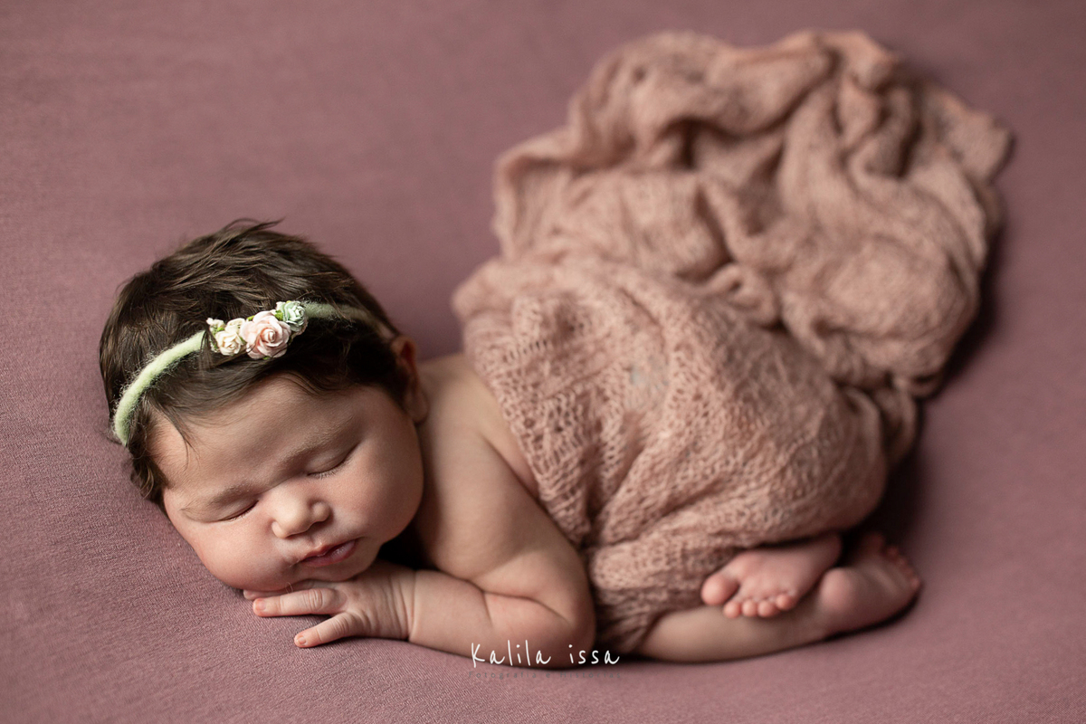 pose de barriga para baixo a famosa pose de barriguninha no pufff da paloma schell, bebê usando manta lefotick  e hadband newborn shop  