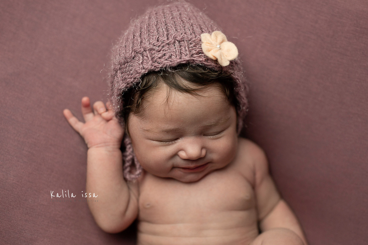 ensaio newborn no estúdio kalila issa bebê sorrindo no puff da paloma schell foto atemporal