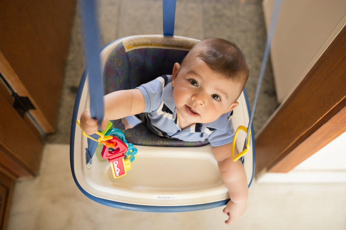foto de acompanhamento mensal bebê menino de 6 meses em casa no seu balancinho  registrado pelo estúdio kalila issa