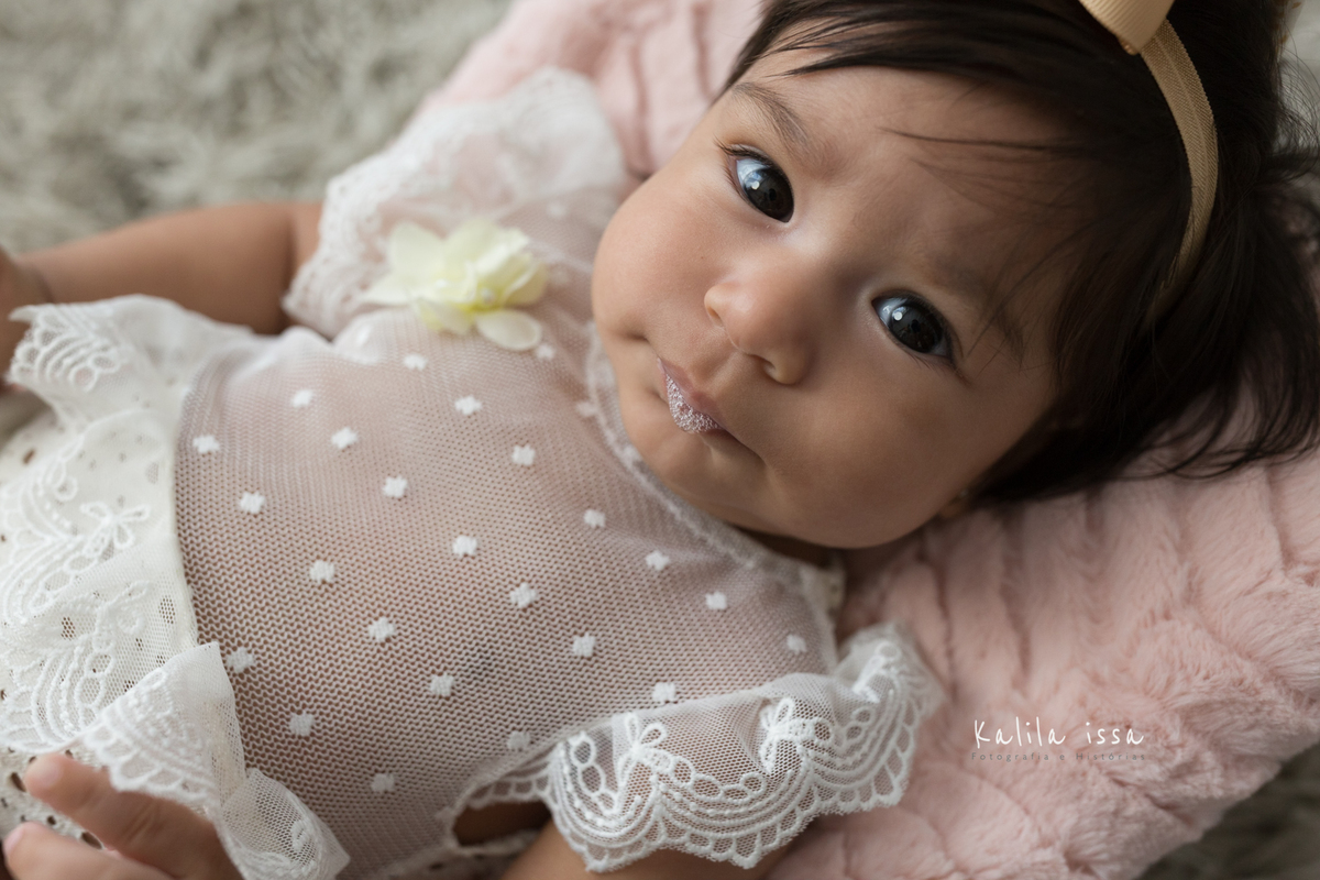 fotos e acompanhamento mensal bebê menina de 4 meses co roupinha da reinado kids 
