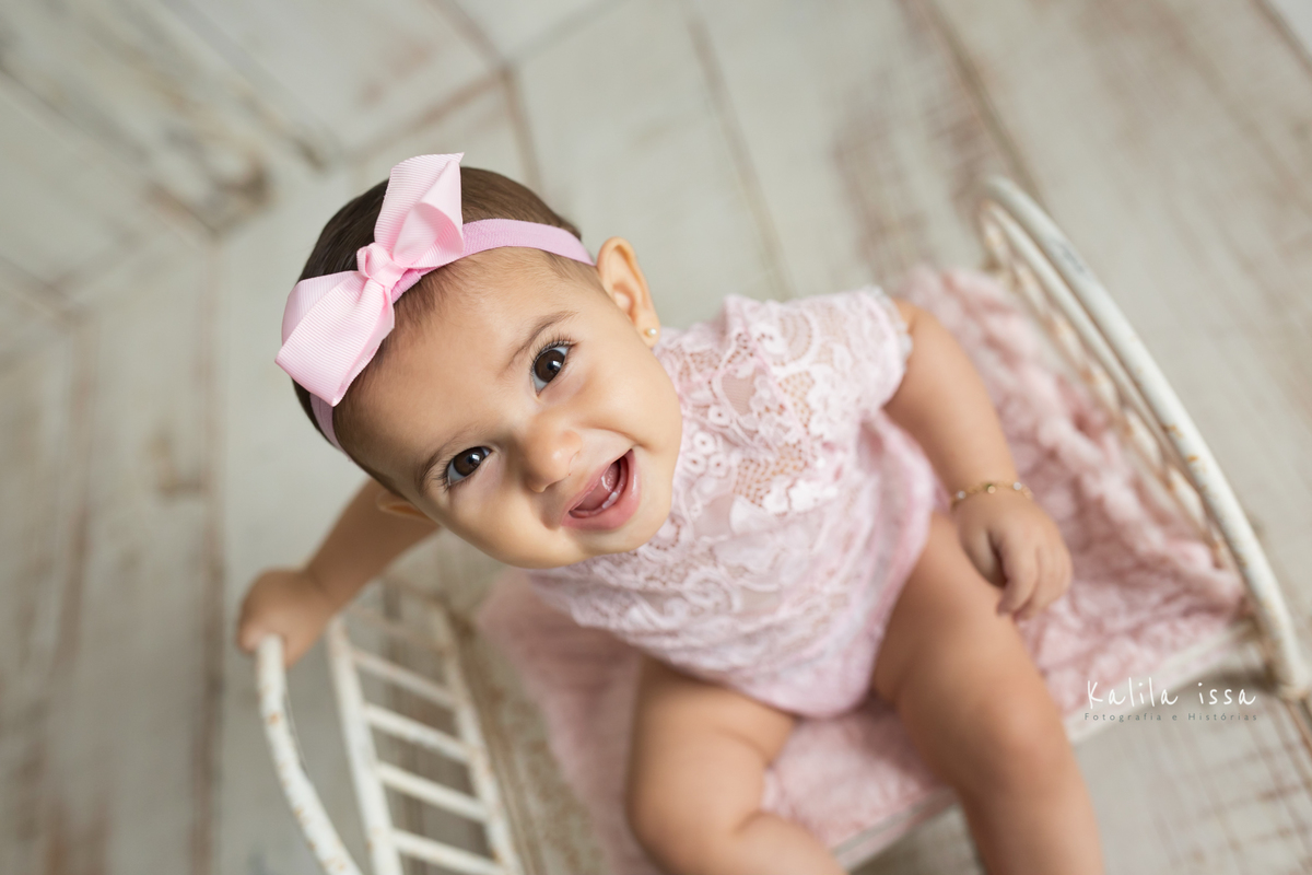 fotos de acompanhmaneto mensal bebê menina  de 8 meses com body da reinado kids e caminha da love prop no estúdio kalila issa