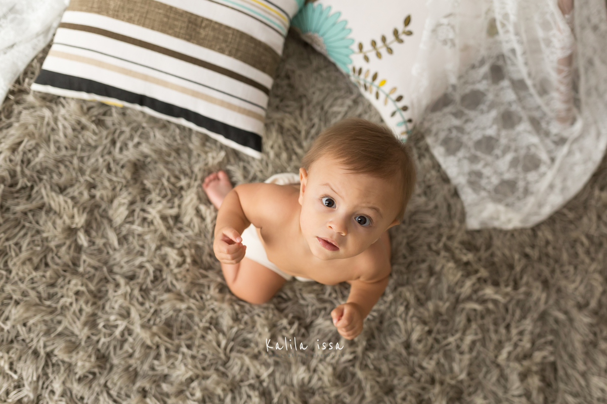 Fotos de acompanhamento de bebê de 8 meses no estúdio kalila issa 