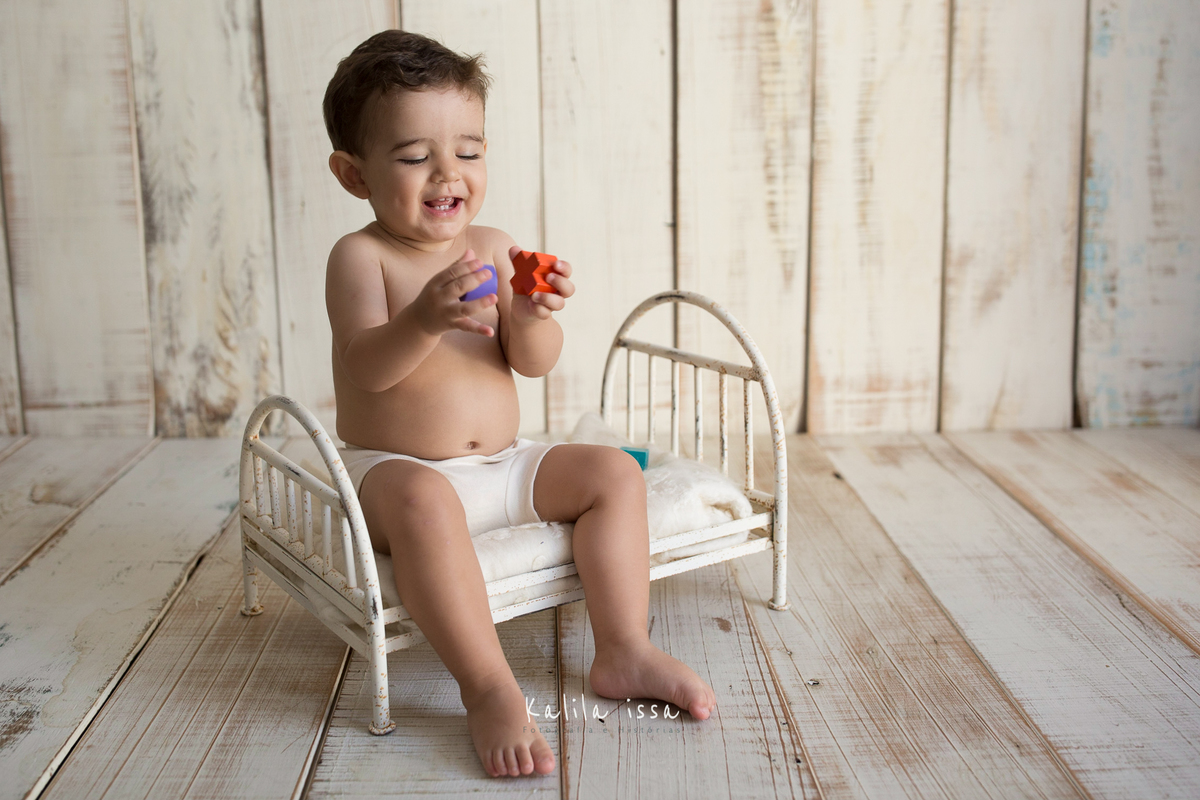 fotos de acompanhamento de bebê de 1 aninho no estúdio kalila issa criança na caminha da love prop 