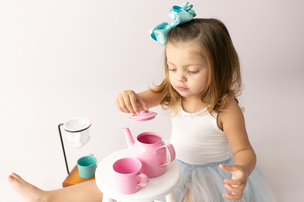 menina linda de 2 anos sendo fotografada no estúdio kalila issa  