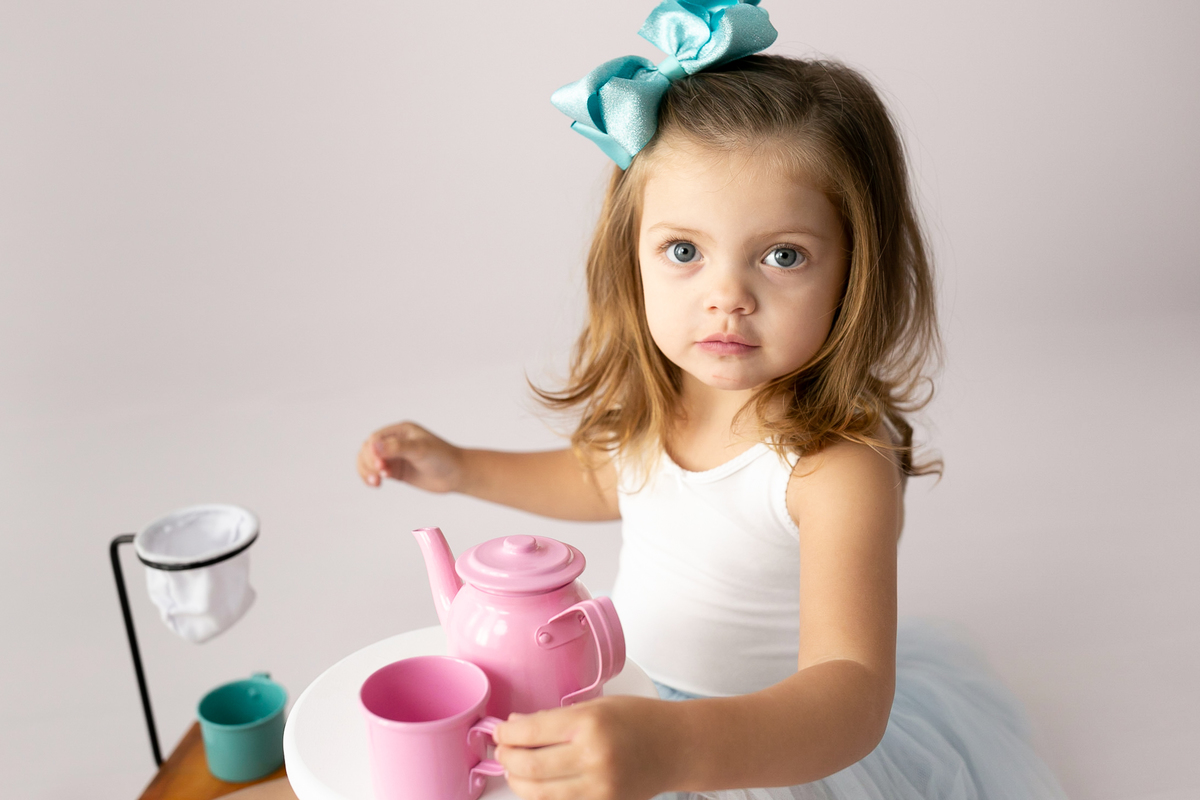 fotografia de acompanhamento no estúdio kalila issa com luz natural e luz contínua 