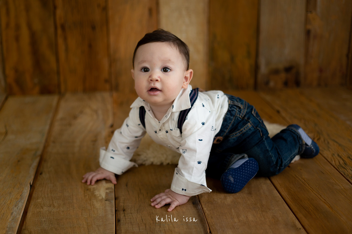 bebê de 8 meses engatinhado no tablado de demolição no estúdio kalila issa