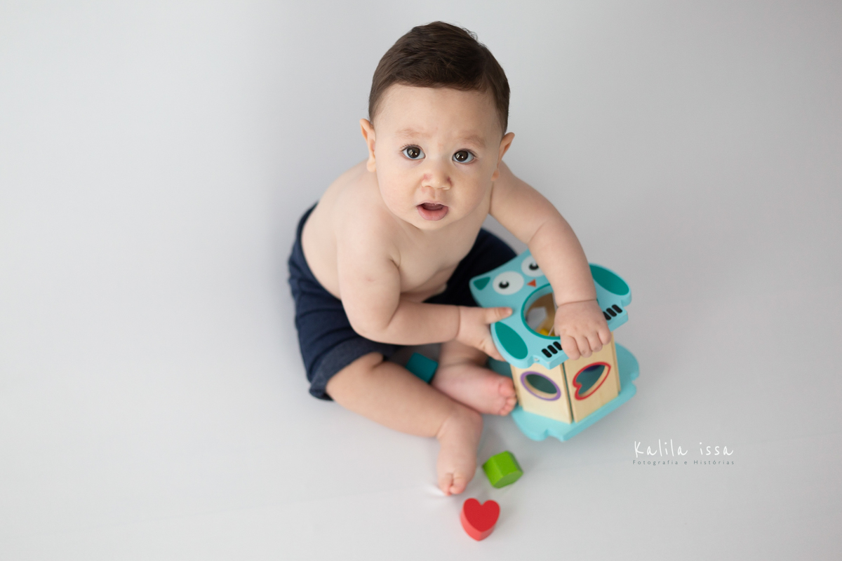 cenário clean no estúdio kalila issa para bebês de 8 meses 