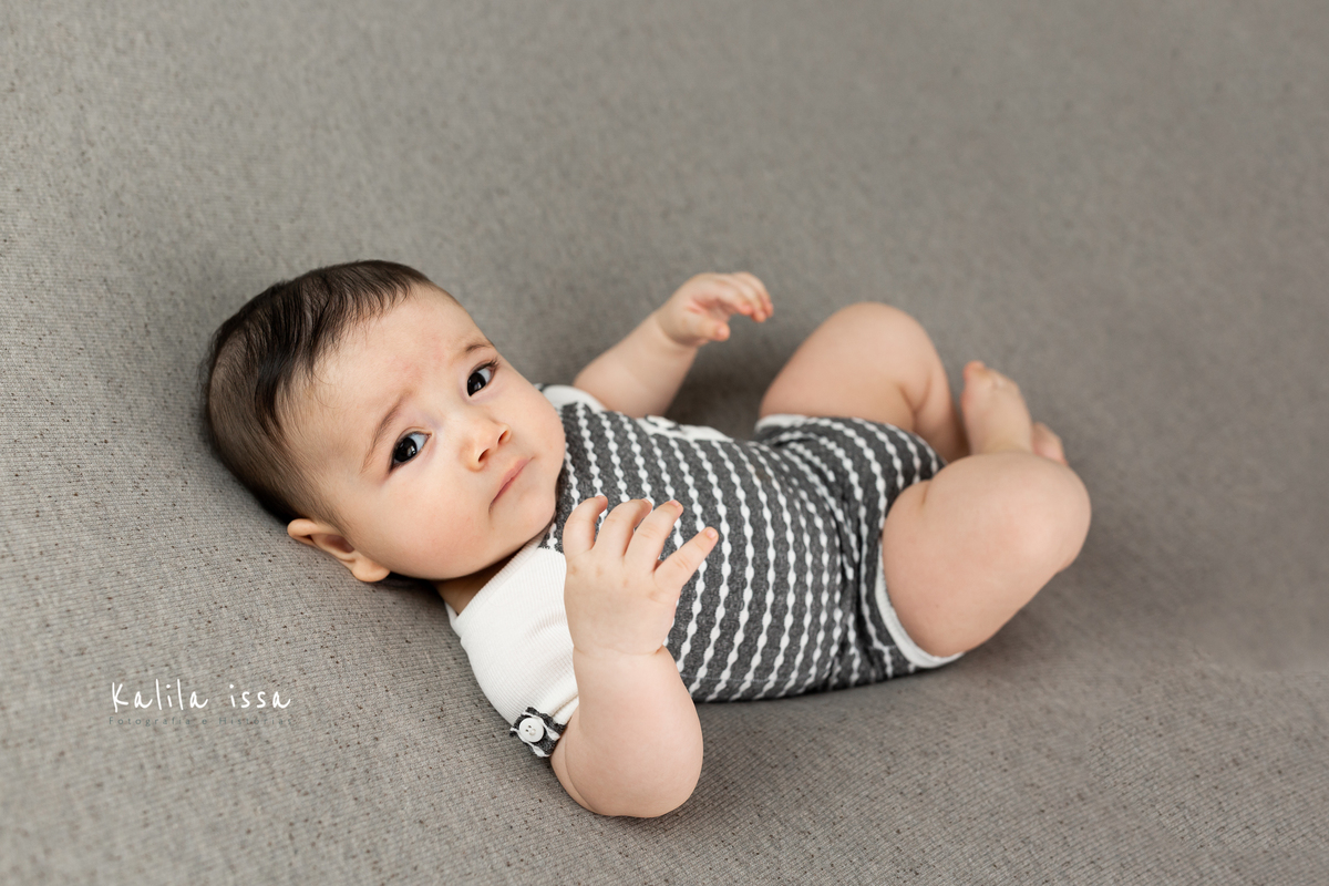 acompanhamento de bebê com 6 meses usando macacão reinado kids