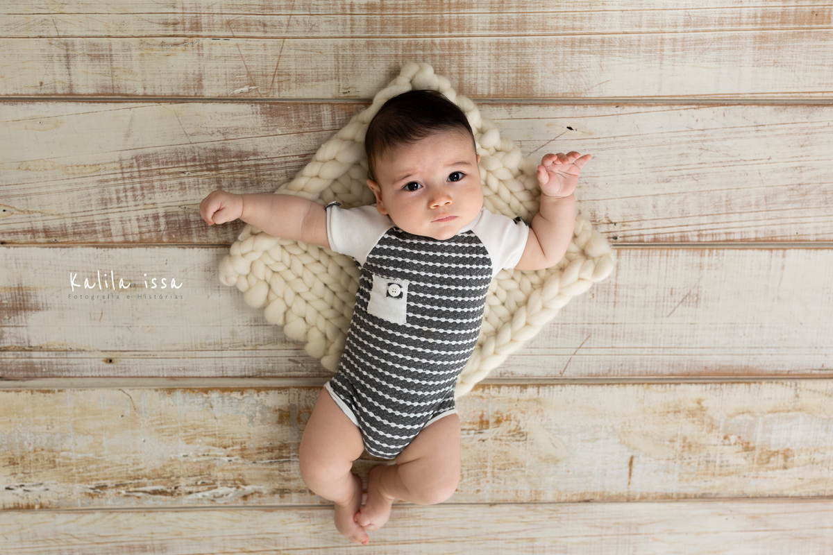 bebê acompanhamento 6 meses no estúdio kalila issa com cenário de madeira de demolição
