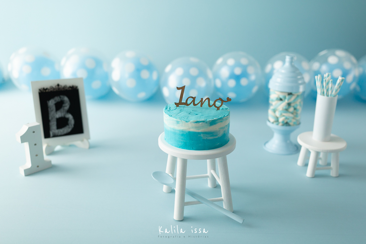 cenário clean de smash the cake no estúdio kalila issa com luz natural 