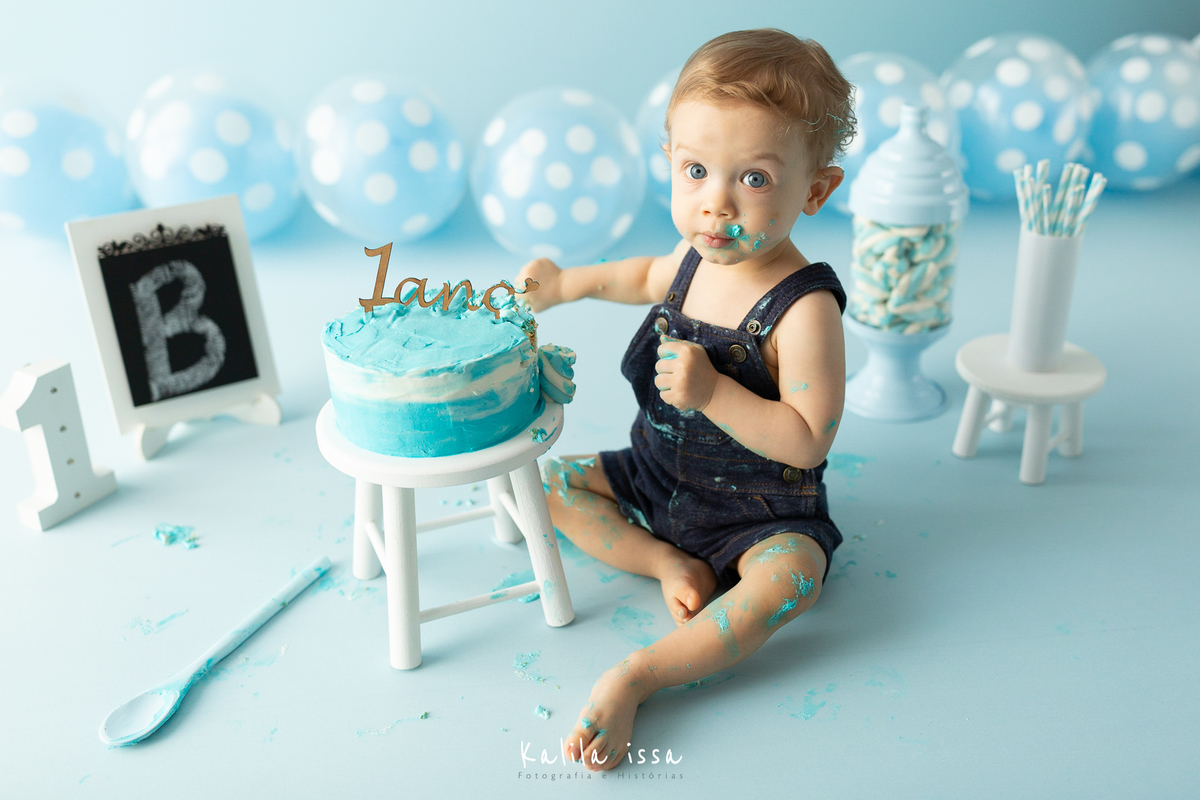 smash the cake com cenário clean na cor azul para enino no estúdio kalila issa