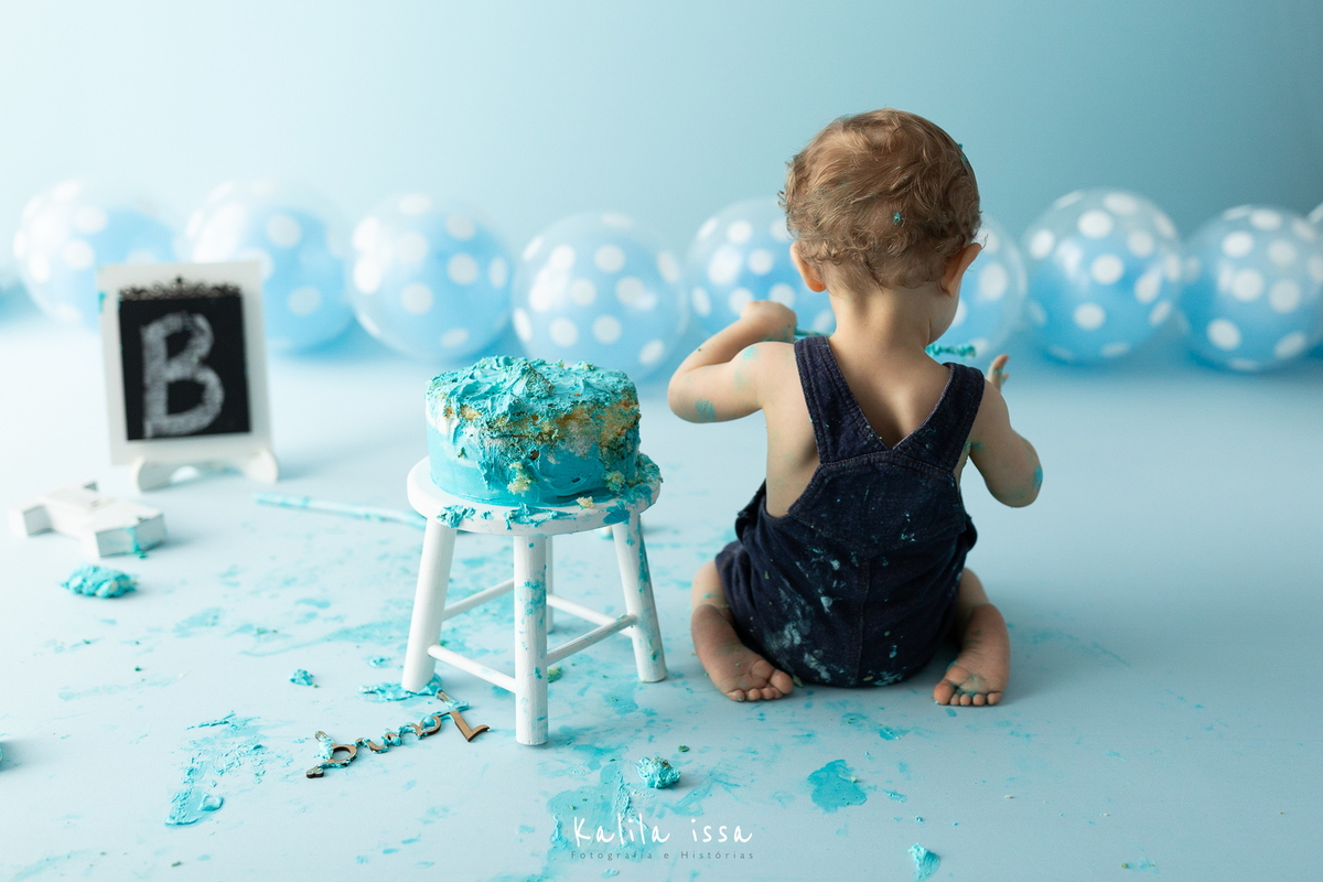 criança se diverte na sessão fotográfica de smash the cake no estúdio kalila issa