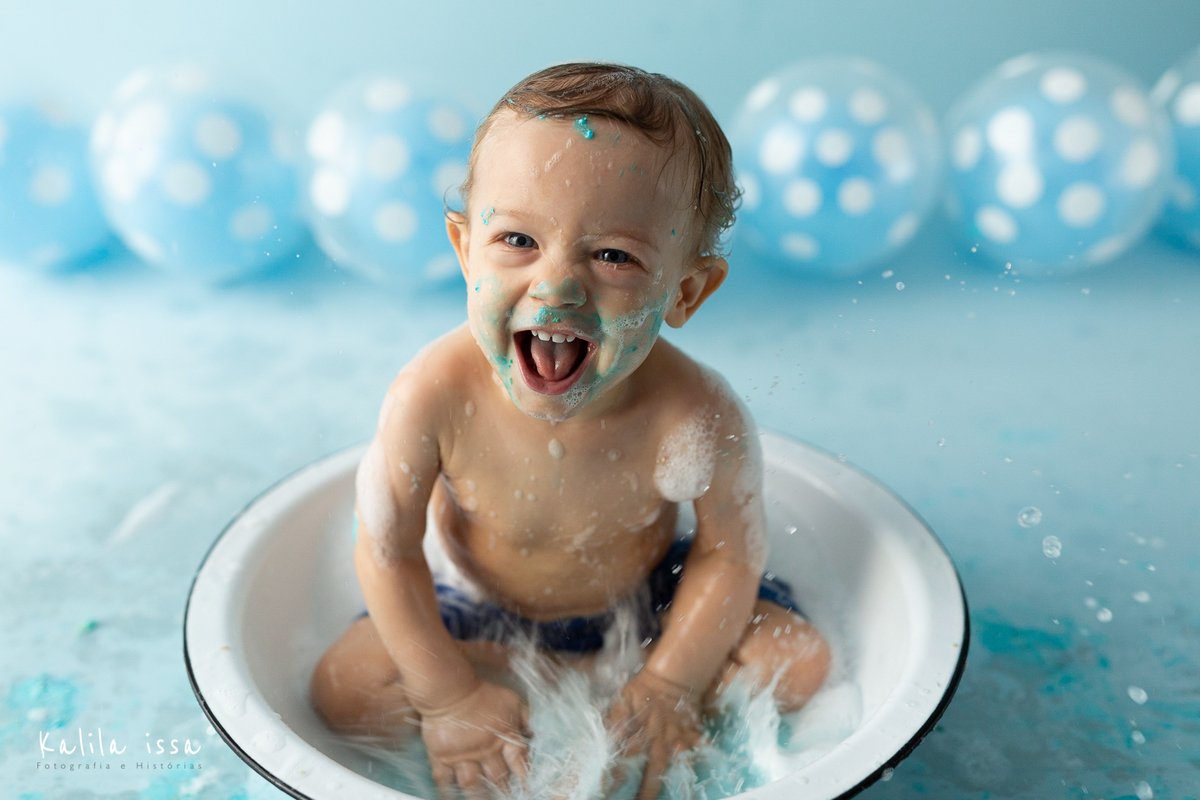 criança ama tomar banho para ser fotografado após a sessão de smash the cake