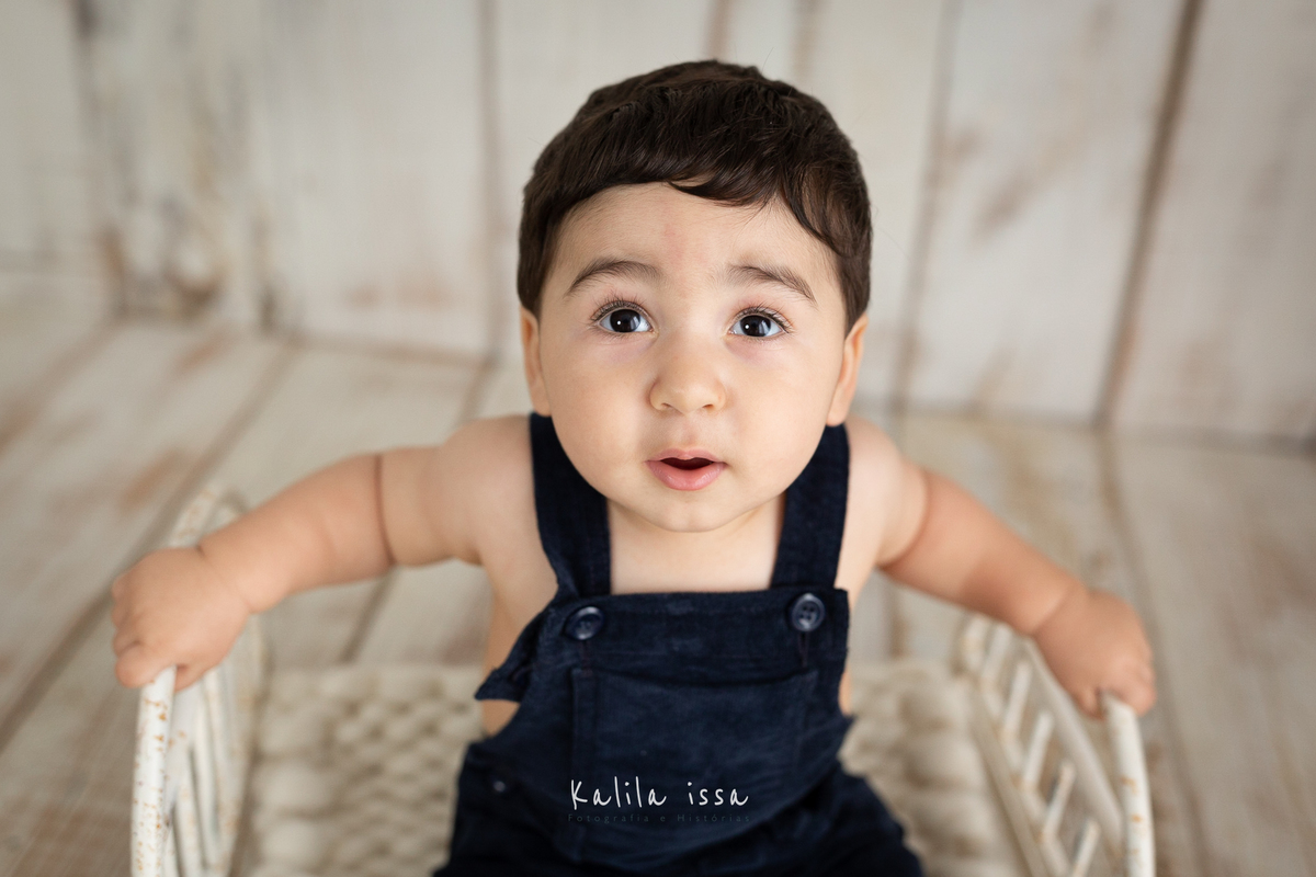 acompanhamento de bebê 10 meses com olhar expressivo no estúdio kalila issa