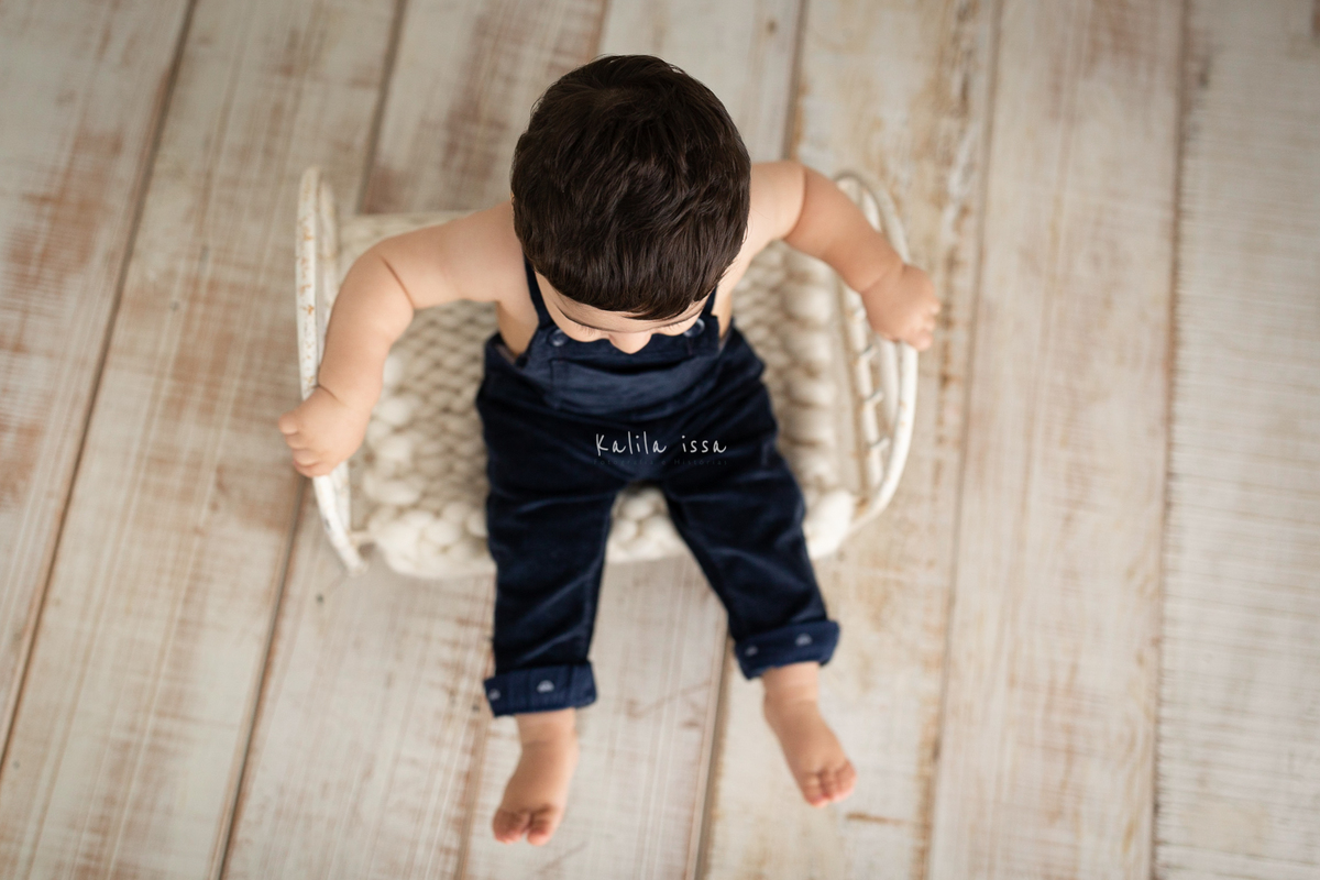 bebê de 10 meses fotografado de cima na caminha da love prop 