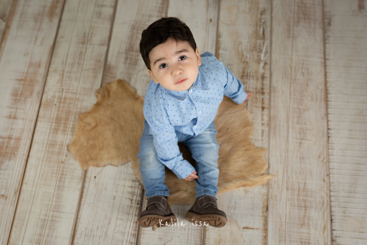 acompanhamento de bebê no fundo de madeira de demolição