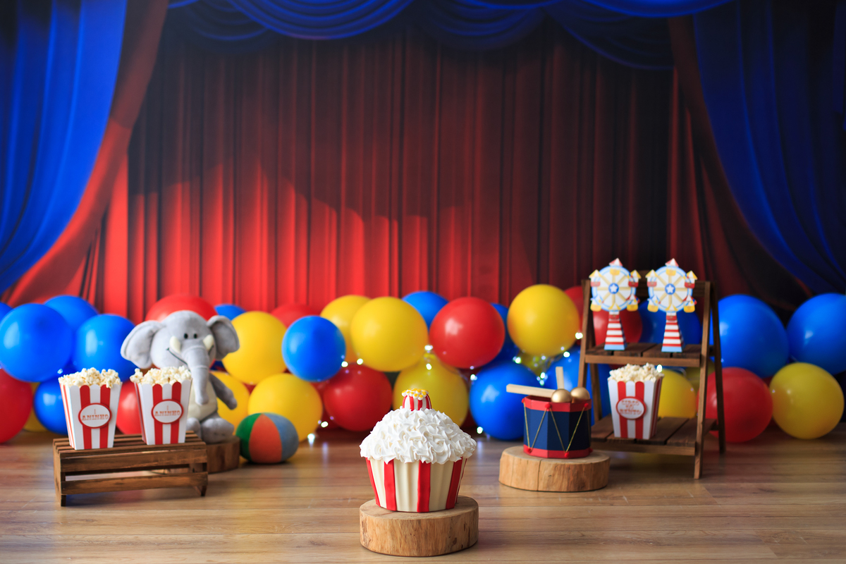 Primeiro passo é você preparar o publico para o espetáculo, o palco deve estar bem bonito e com cores bem vibrantes para atrair atenção de todas as pessoas, você deve surpreender todos aqueles que vieram para ver o show,