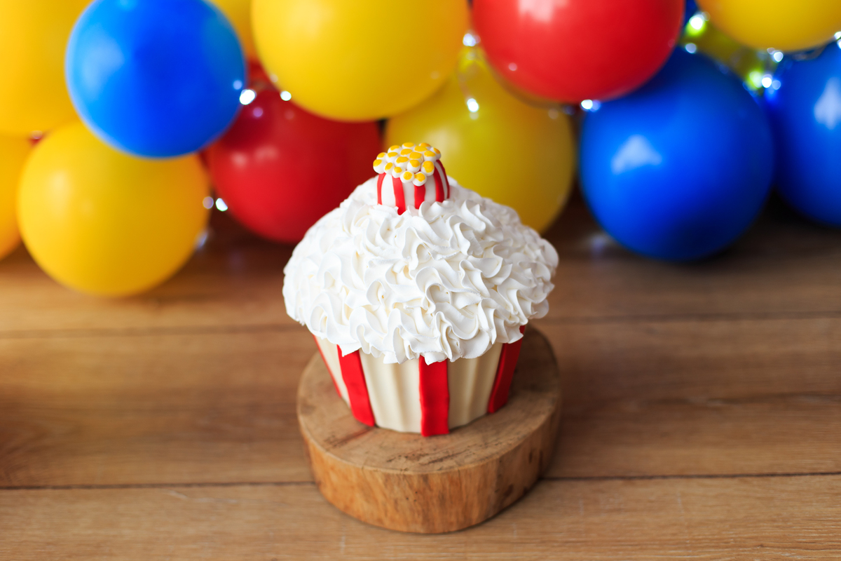 Uma das grandes atrações do show de Smash The Cake é o Bolo, sim  ele mesmo, não pode faltar de maneira alguma, Um bolo bonito e gostoso faz as crianças ficarem radiantes de alegria, Ele tem que fazer os olhinhos de todos crescerem ao vê -lo.   